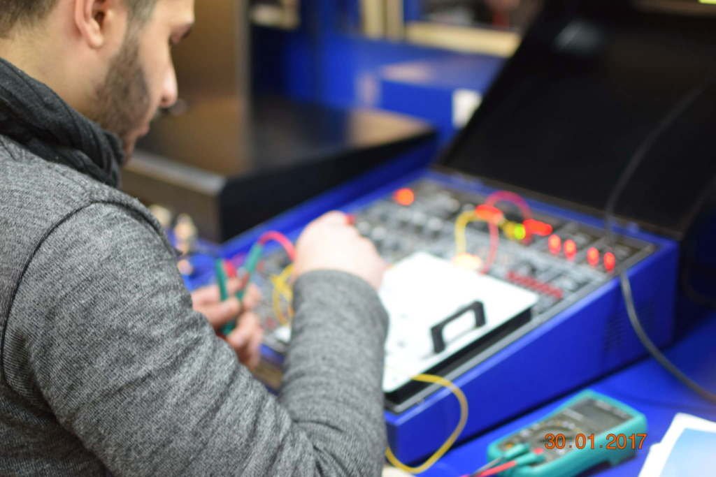 صورة من مختبرات الجامعة